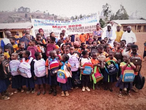 Groupe d'élèves avec leurs kits scolaires
